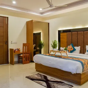 *** Hotel Yash Palace India